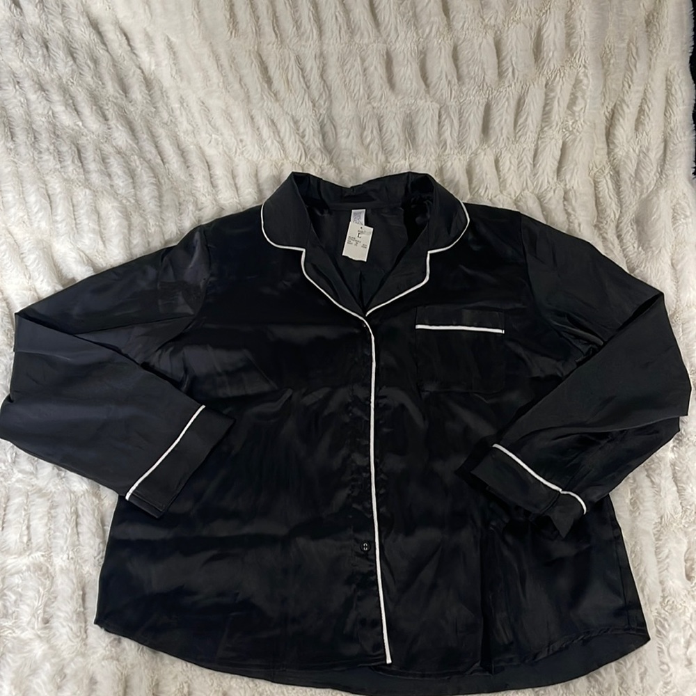 WOMEN’S SATIN BEDTIME BUTTON DOWN BLACK/WHITE LARGE